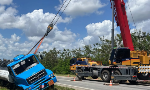 Motorista fica ferido após caminhão-tanque  sair da pista e tombar na BR-230
