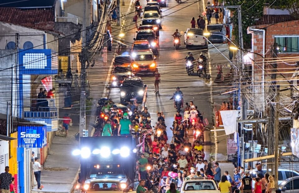 Fernanda Alvino realiza grande carreata e reúne apoiadores pelas ruas de Santa Rita