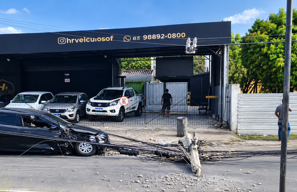 Carro bate em poste e derruba estrutura no bairro de Cruz das Armas, em João Pessoa
