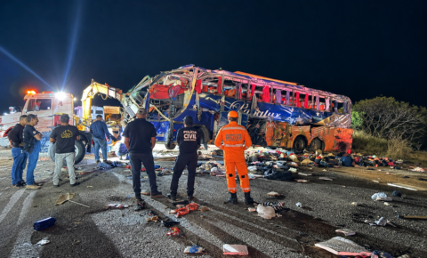 Grave acidente entre ônibus e caminhão deixa seis mortos e 43 feridos na BR-116, em Minas Gerais
