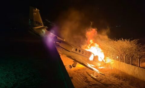 Avião com cantor Rey Vaqueiro pega fogo após sair da pista